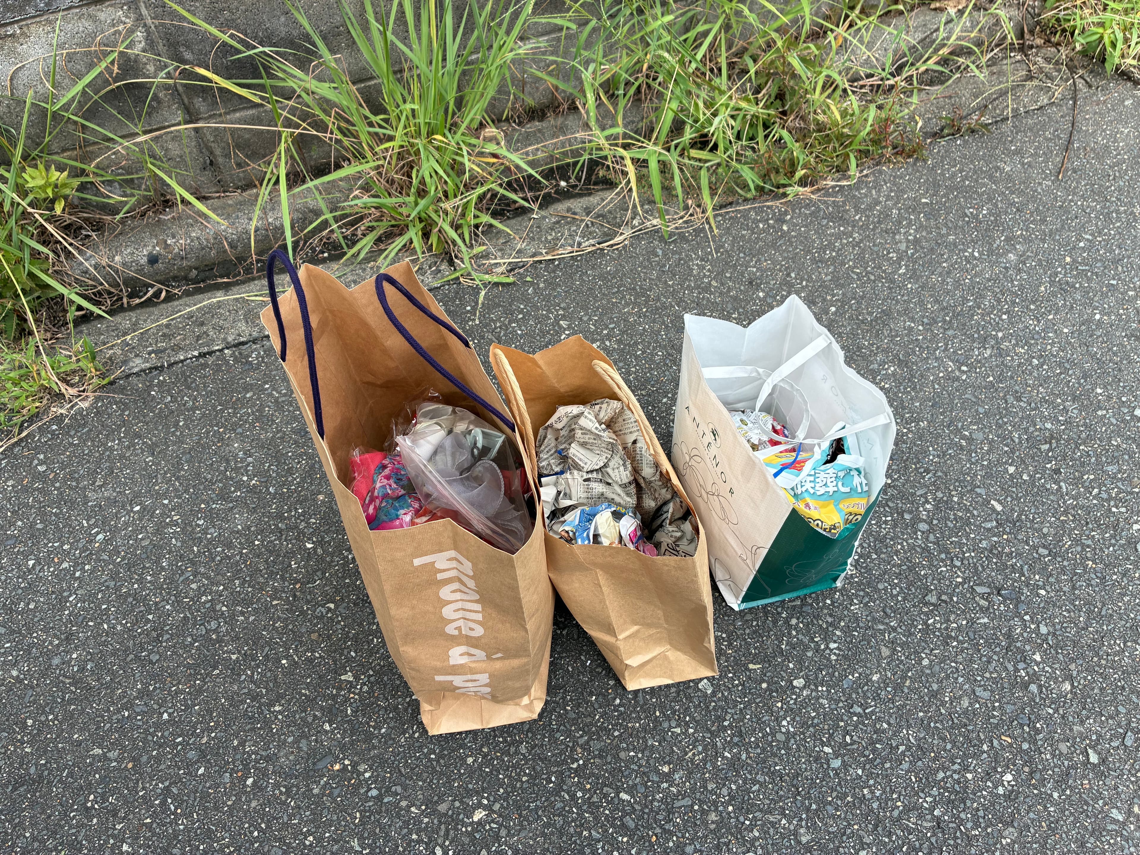 不用品を入れた紙袋3つ